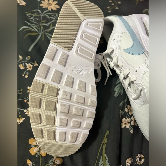 Women’s Nike air shoes - Picture 4 of 4